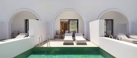 Suite, vue sur la piscine | Coffre-fort, systĂšme dâinsonorisation, fer et planche Ă repasser