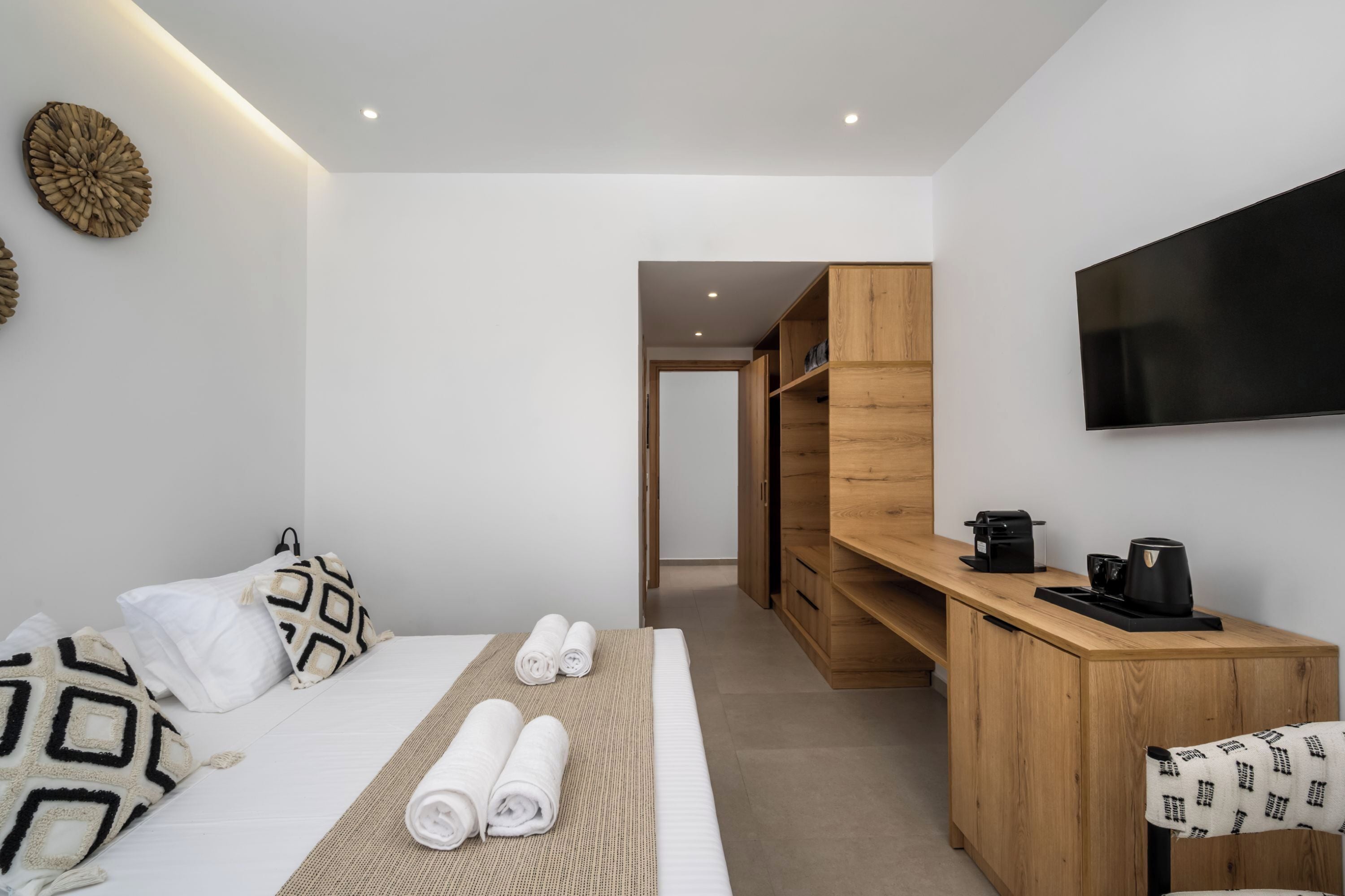 Suite, vue piscine | Coffres-forts dans les chambres, chambres insonorisées