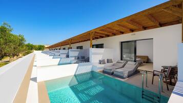 Ein moderner Poolbereich im Freien mit Liegestühlen und einer Holzpergola.