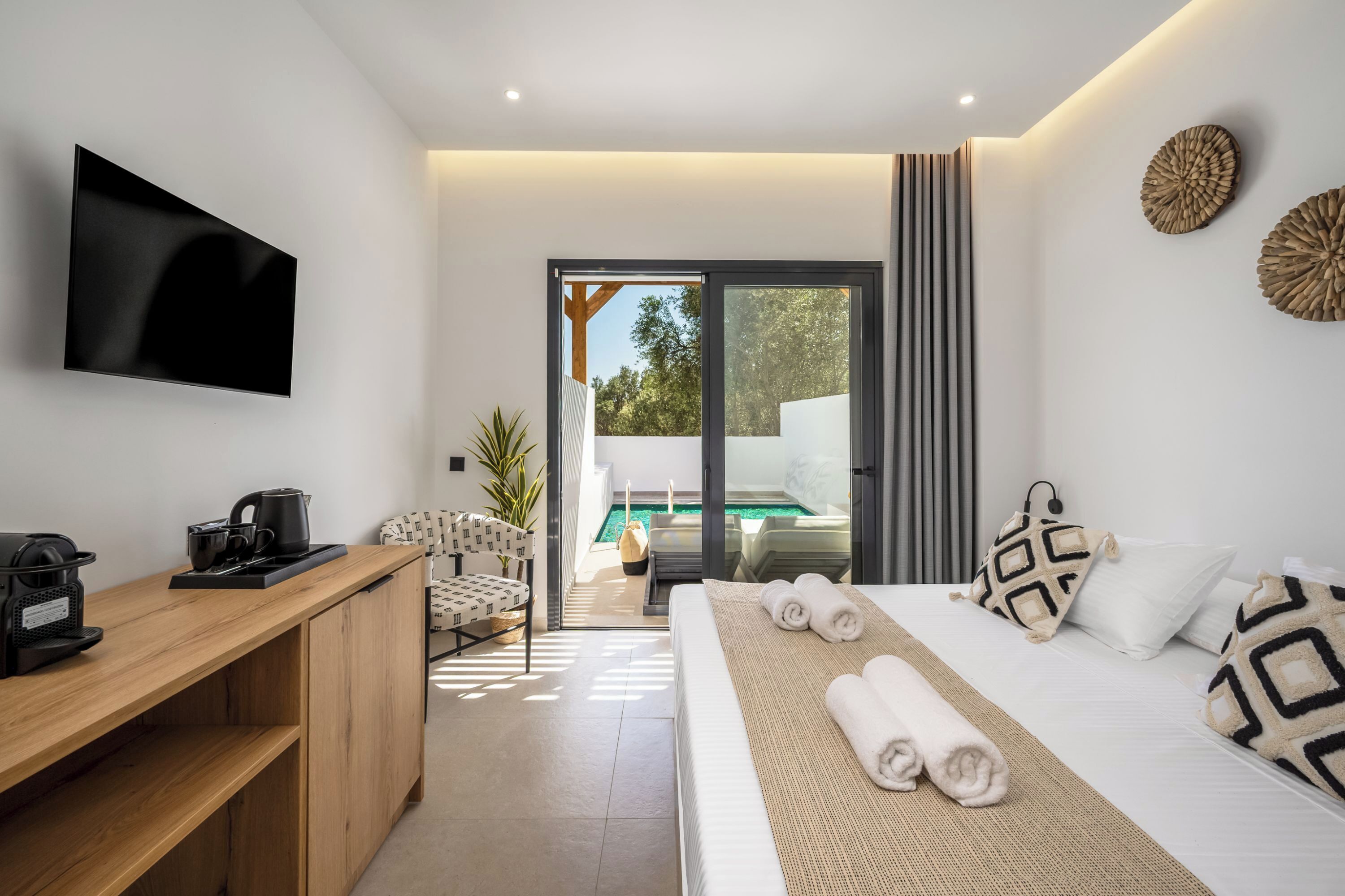 Suite, Pool View