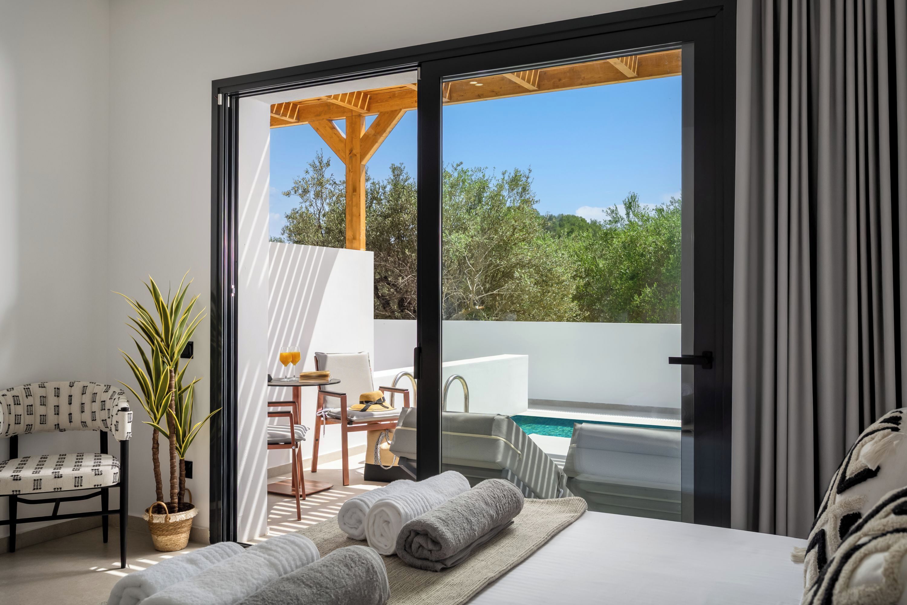 Suite, Poolblick | Zimmersafe, schallisolierte Zimmer, Bügeleisen/Bügelbrett