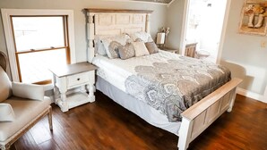 7 bedrooms, iron/ironing board, travel cot, WiFi - Beautiful and Spatious Vacation Rental with 6 Bedrooms near Owensville, Missouri (Canaan Township)