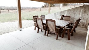 Outdoor dining - Beautiful and Spatious Vacation Rental with 6 Bedrooms near Owensville, Missouri (Canaan Township)