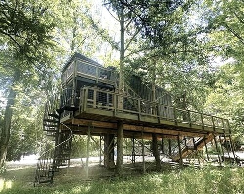 Modern Treehouse Retreat with River Access near Starved Rock State Park in Utica, Illinois