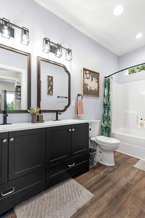 Jetted bath, hair dryer, towels, soap - Secluded Modern Cabin with Hot Tub and Mountain Views near Fairview, Georgia (Fairview)