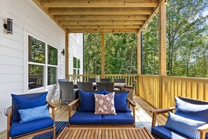 Outdoor dining - Secluded Modern Cabin with Hot Tub and Mountain Views near Fairview, Georgia (Fairview)