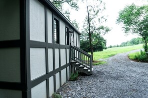 Property grounds - Sevierville Getaway: Tiny House Glamping Delight for Wonderful Escapes to Nature (Sevierville)