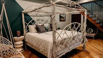 2 bedrooms, desk, iron/ironing board, WiFi