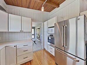 Fridge, microwave, oven, stovetop - Crabbers Corner w/ Views of Litchield Marsh and 2 Crab Docks! (Pawleys Island)