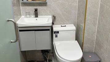 Deluxe Double Room Single Use | Bathroom | Shower, hair dryer, towels, soap