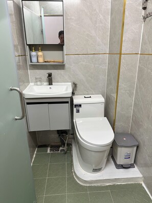 Deluxe Double Room Single Use | Bathroom | Shower, hair dryer, towels, soap - KAT HOTEL  (TP.Da Lat)