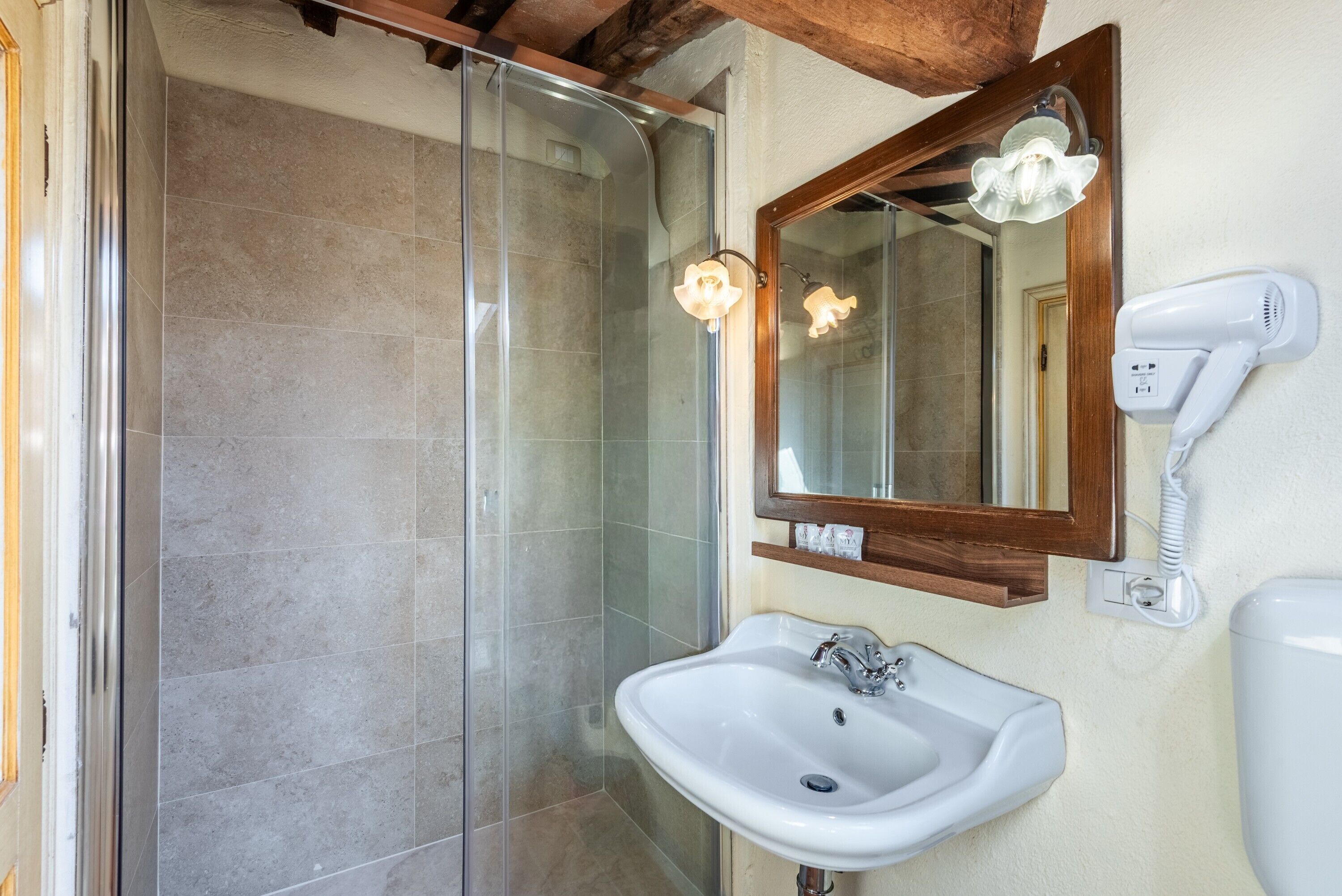 Een douche, een haardroger, handdoeken