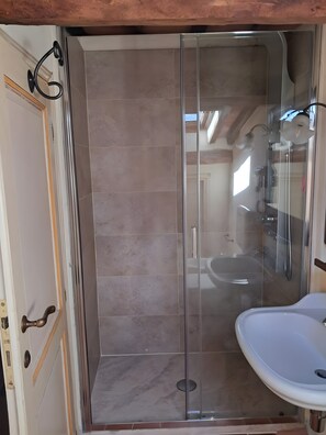 Shower, hair dryer, towels - Locanda di Montisi Torre Room among the Montalcino Hills (Montisi)