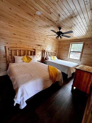 WiFi, bed sheets - Charming Lakeside Cabin on Big Moose Lake with Breathtaking Views for a Memorable Getaway in New York (Eagle Bay)
