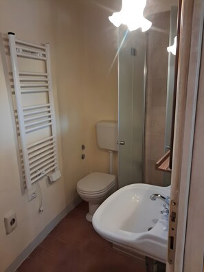 Shower, hair dryer, towels - Locanda di Montisi Contrada Room among the Hills of Montalcino (Montisi)