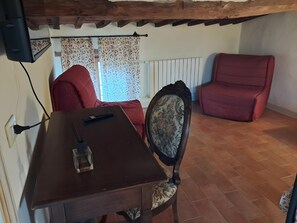 Interior - Locanda di Montisi San Martino Room among Montalcino Hills (Montisi)
