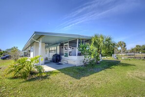 Exterior - Serene Waterfront Getaway: Perfect Vacation Rental for Families in Wakulla County, FL (Wakulla County)