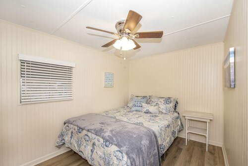 Serene Waterfront Getaway: Perfect Vacation Rental for Families in Wakulla County, FL