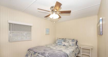 Serene Waterfront Getaway: Perfect Vacation Rental for Families in Wakulla County, FL