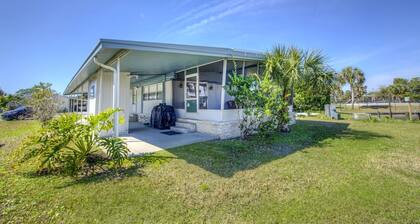Serene Waterfront Getaway: Perfect Vacation Rental for Families in Wakulla County, FL