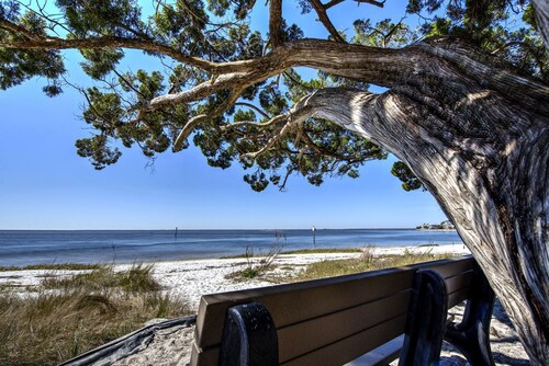 Serene Waterfront Getaway: Perfect Vacation Rental for Families in Wakulla County, FL
