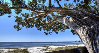 Serene Waterfront Getaway: Perfect Vacation Rental for Families in Wakulla County, FL
