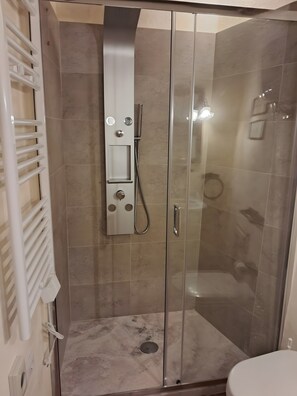 Shower, hair dryer, towels - La Piazza Room at Locanda di Montisi – Tuscan Hills Retreat (Montisi)