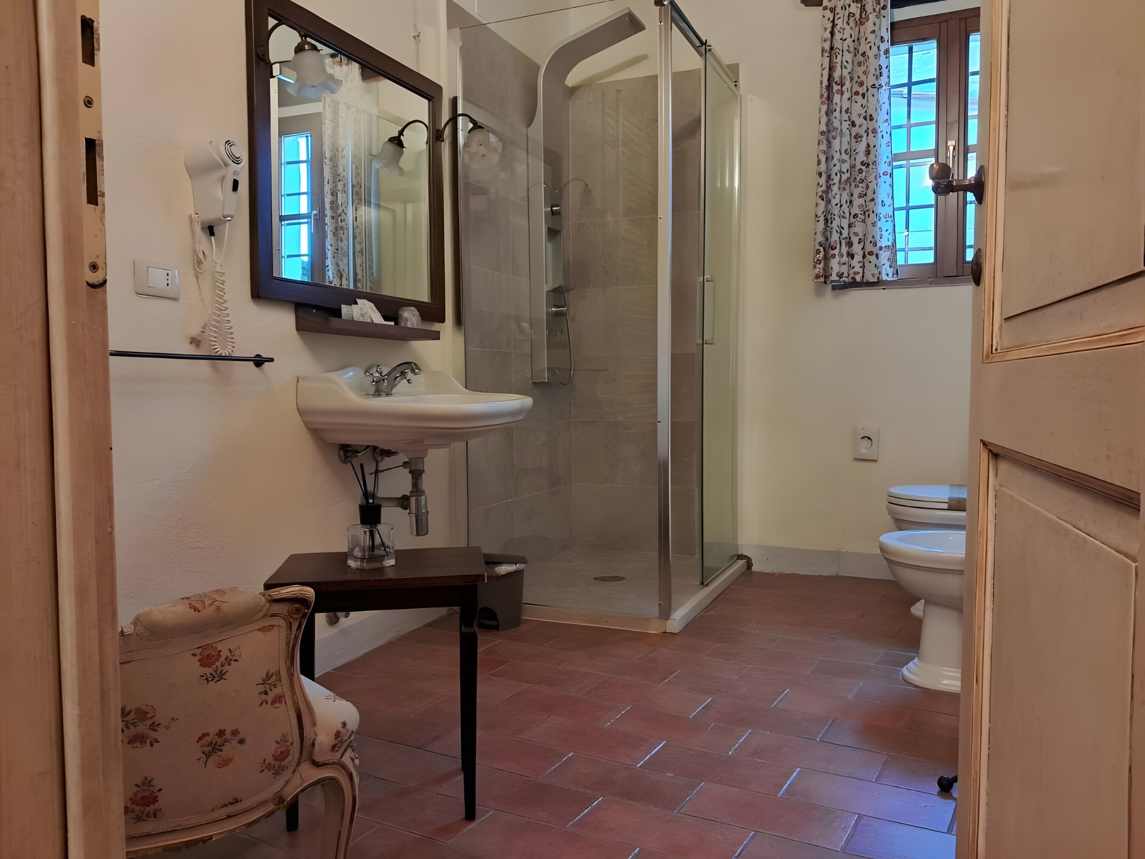 Douche, sèche-cheveux, serviettes fournies
