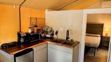 Coffee/tea maker, fridge, microwave, stovetop