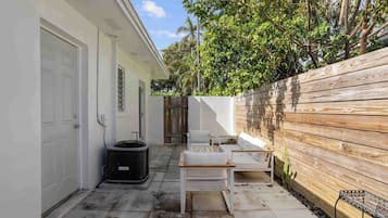 Hus - flera sängar - uteplats - utsikt mot trädgården (Marina Row 1) | Terrass/Patio
