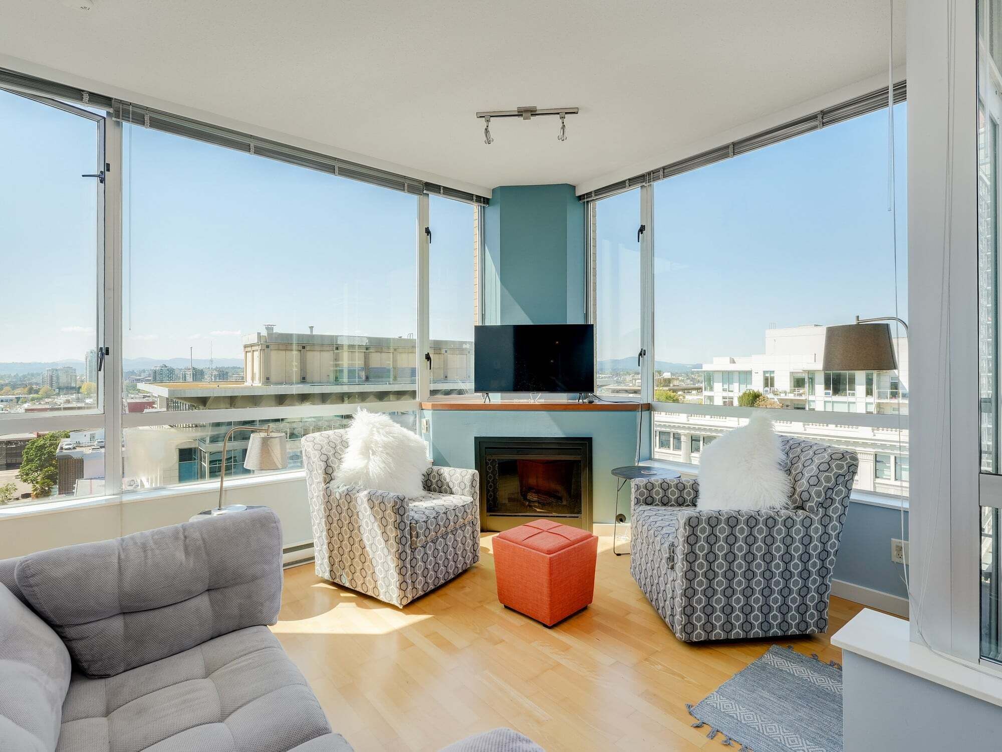 Smart TV y chimenea 