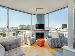 Smart TV, fireplace - Corazon City Suite - Stylish Condo with Harbour, City & Mountain Views by Victoria Prime! (Victoria)