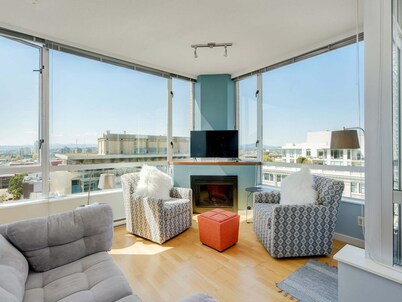 Corazon City Suite - Stylish Condo with Harbour, City & Mountain Views by Victoria Prime!