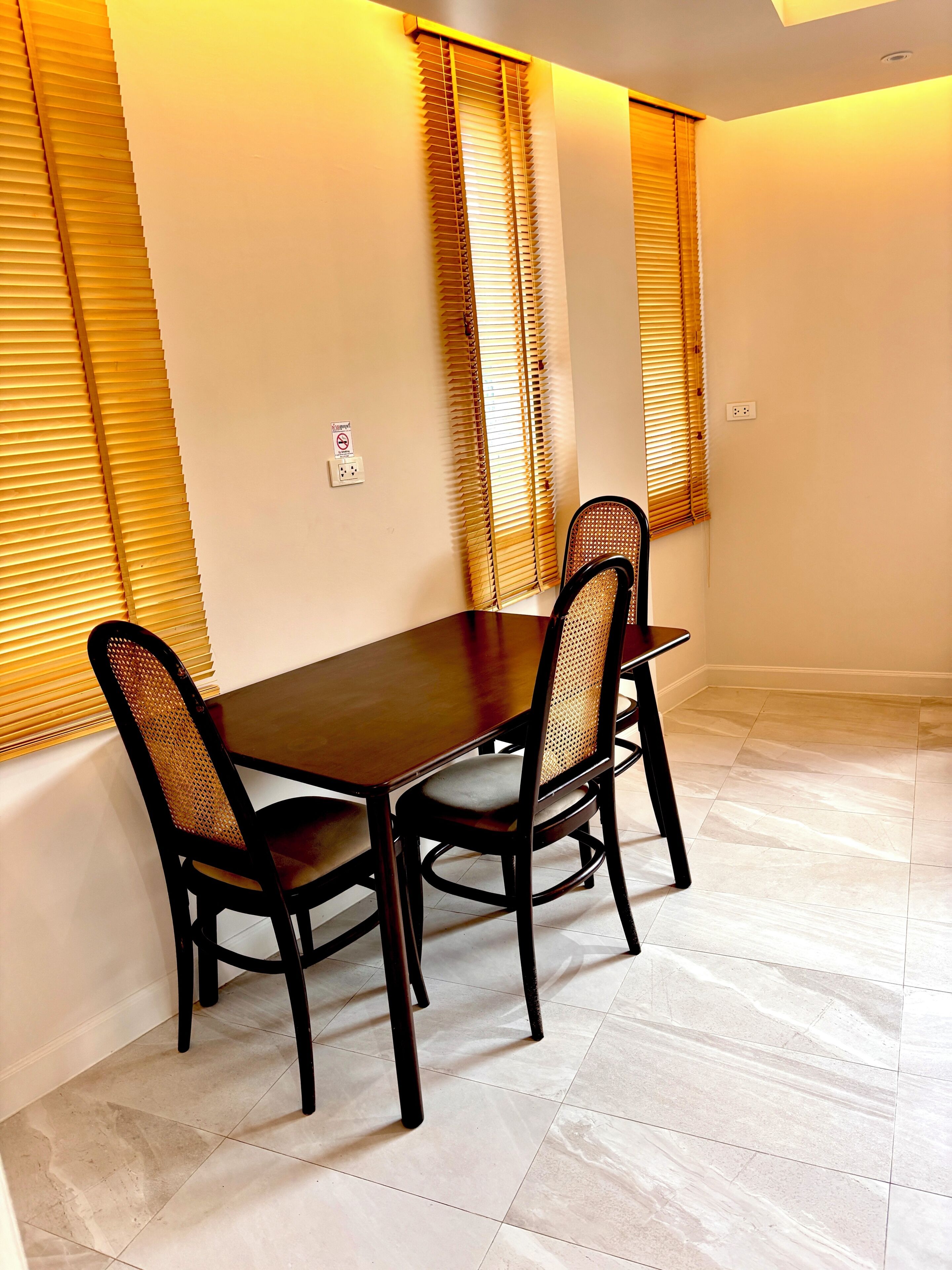 Apartment, 1 Bedroom, Smoking, Balcony | Dining