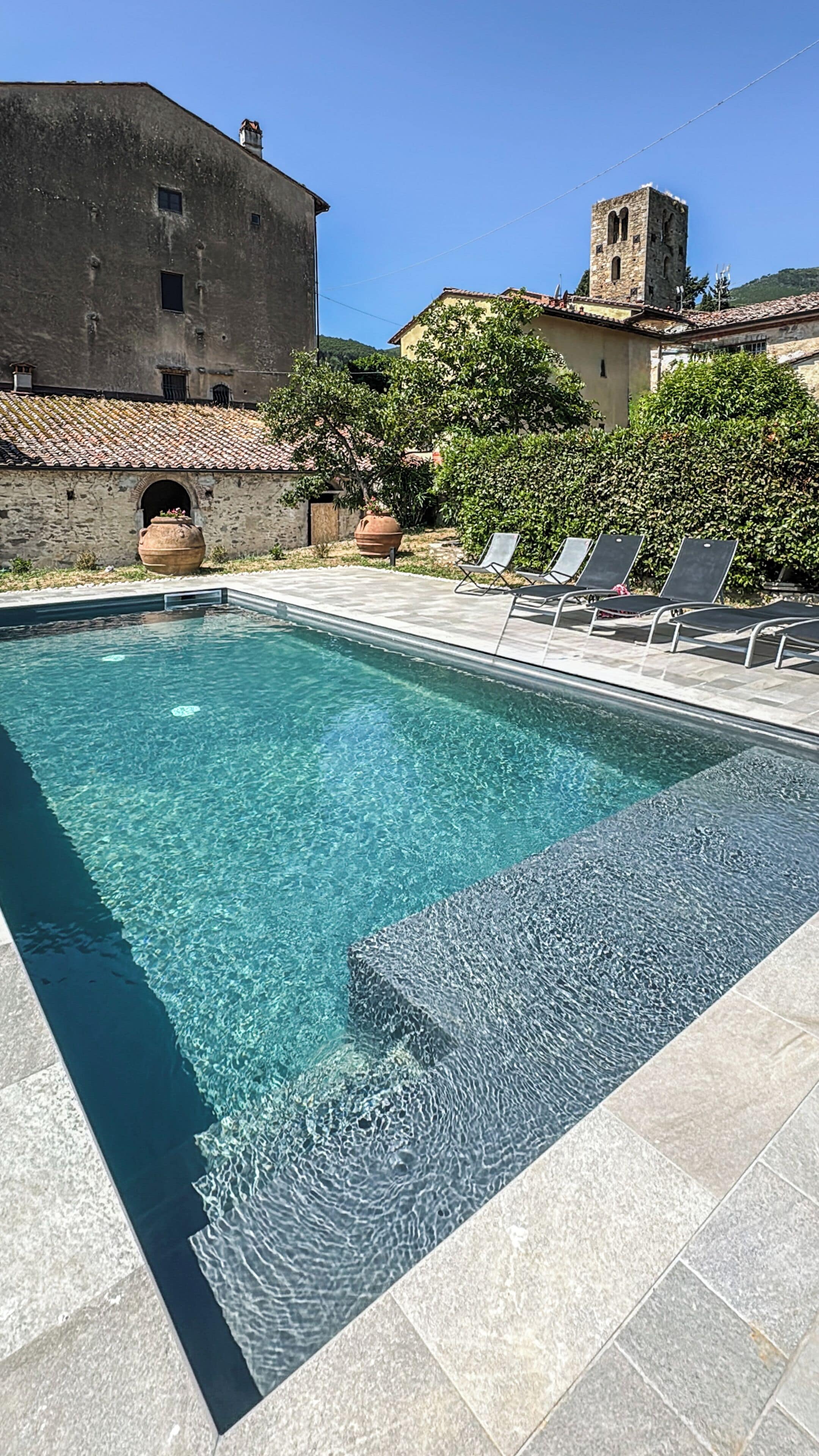 Piscine extérieure en saison