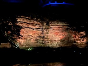 Höhleninneres mit natürlichen Felsformationen und einer kleinen Treppe.