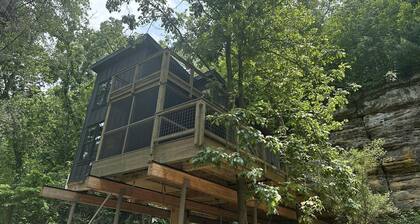 Luxury Treehouse Retreat with Stunning Decks & Creek Access Near Starved Rock State Park, Ottawa, IL
