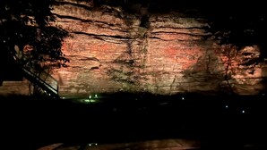Interior de una cueva con formaciones rocosas naturales y una pequeña escalera.