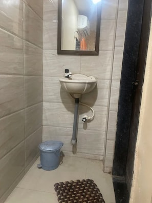 Shower, free toiletries, towels - Hotel Sai View Shirdi (Shirdi)