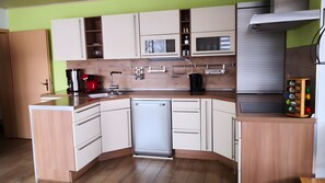 Fridge, microwave, oven, stovetop - Holiday Apartment for 10 People (145 m²) in Königsfeld (Königsfeld)