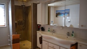 Shower, hair dryer, towels - Holiday Apartment for 10 People (145 m²) in Königsfeld (Königsfeld)