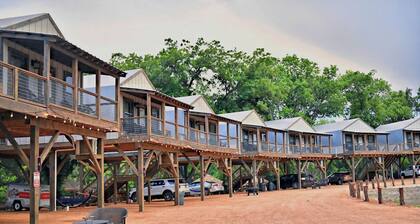 Cibolo Waterside Delight: Tented Cabin Glamping with Comfortable Shared Spaces