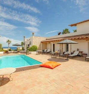Outdoor pool, a heated pool - Villa Boucheron - 4 independent apartments - Sea view (Roquebrune-sur-Argens)