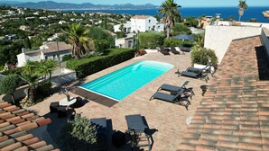 A rooftop pool with a view of the sea and mountains. - Villa Boucheron - 4 independent apartments - Sea view (Roquebrune-sur-Argens)