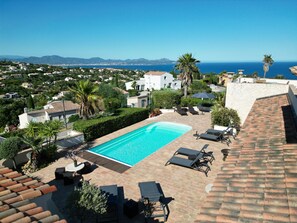 A rooftop pool with a view of the sea and mountains. - Villa Boucheron - 4 independent apartments - Sea view (Roquebrune-sur-Argens)