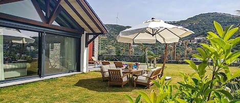 Villa Deluxe, patio, vista al mar | Restaurante al aire libre
