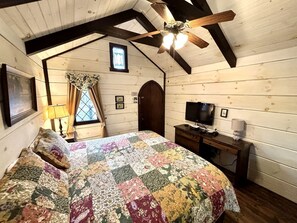 Iron/ironing board, WiFi, bed sheets - Tennessee Vacation Like No Other in this Tiny House in Sevierville (Sevierville)