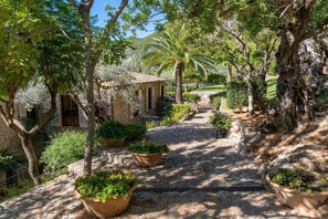 A stone pathway leading to a rustic building with a garden. - Spacious 9-bedroom private villa with AC in lovely Sóller (Sóller)