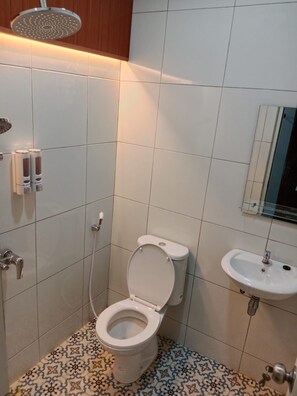 Chambre Quadruple Familiale | Salle de bain | Douche, articles de toilette gratuits, serviettes fournies, savon