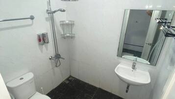 Habitación triple Deluxe | Baño | Regadera, amenidades de baño gratuitas, toallas, jabón